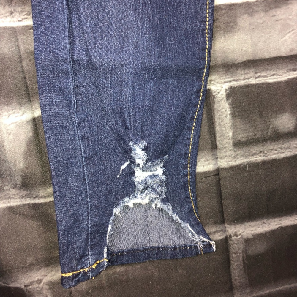 Distressed jeans. - Picture 4 of 5